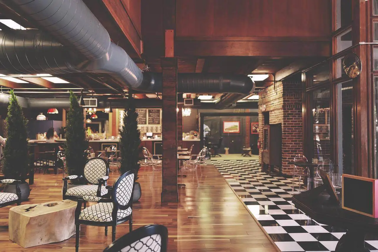 Krzesła do restauracji - wszystko co musi wiedzieć restaurator przed zakupem