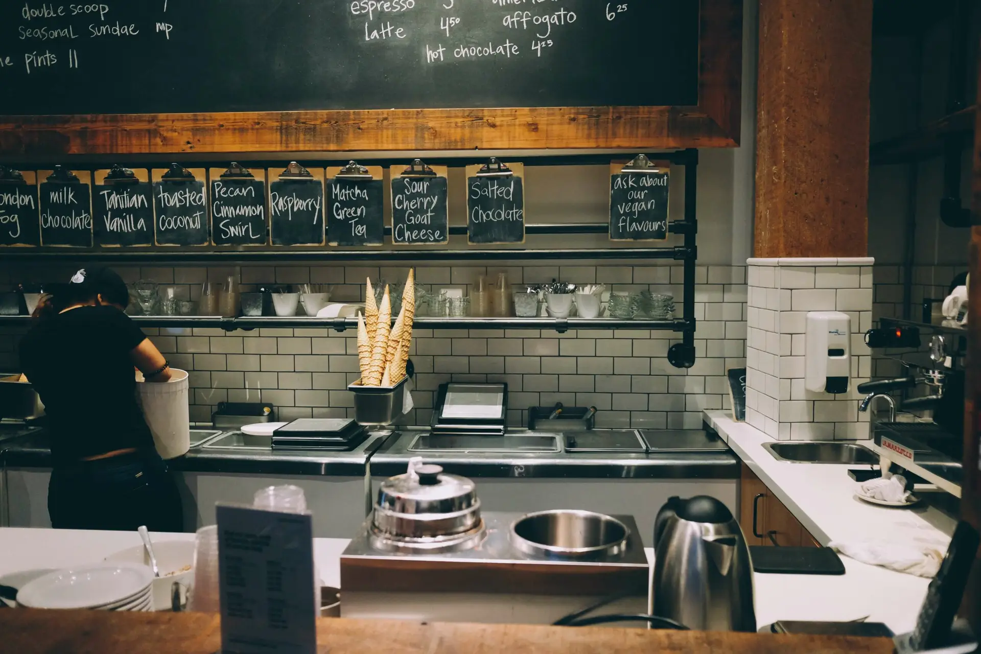 Pojemniki GN i regały perforowane – akcesoria niezastąpione w każdej restauracji